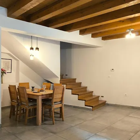 Old Town Stone House * 풀라