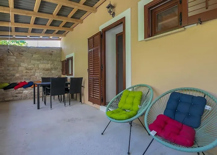 Old Town Stone House * 풀라