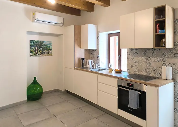 Old Town Stone House 펜션 풀라